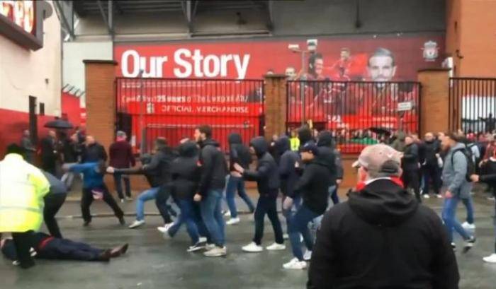 Tifoso del Liverpool in coma, gli ultras della Roma onorano i 'leoni di Anfield'