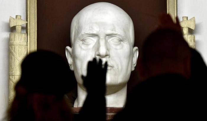 I fascisti pronti a celebrare il compleanno di Mussolini: riapre la cripta a Predappio