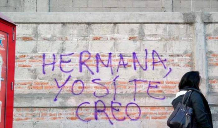 Un murale di solidarietà alla vittima