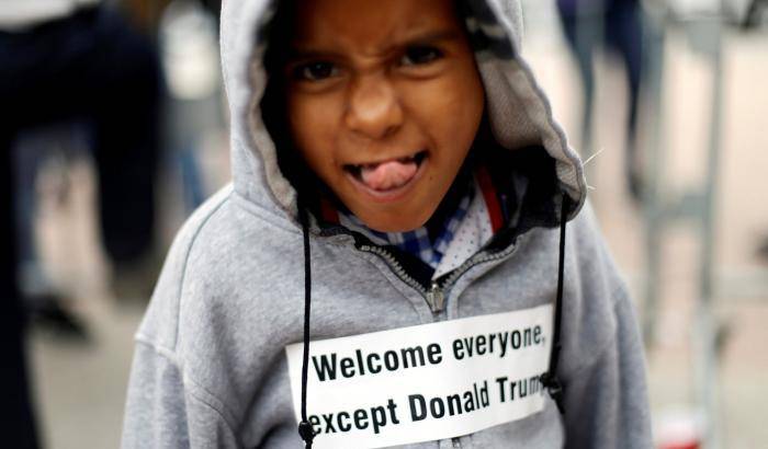 Trump not welcome: la protesta del piccolo rifugiato contro il miliardario xenofobo