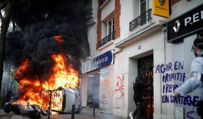Primo maggio, non c'entra l'estrema sinistra: Parigi devastata dai black bloc