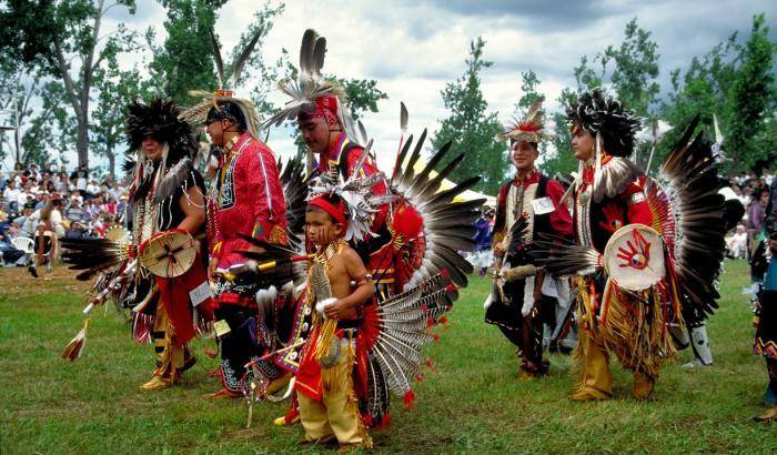 'Se non sposi uno di noi, in esilio': illegale la regola degli indiani Mohawk