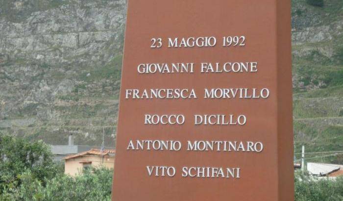 Il nome di Antonio Montinaro sul monumento a Palermo sul luogo dell'attentato