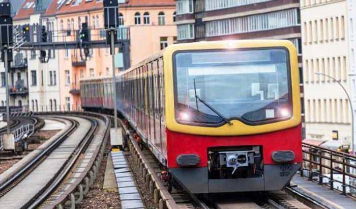 Sesso orale e rissa in treno: una coppia aggredisce chi chiedeva loro di farla finita