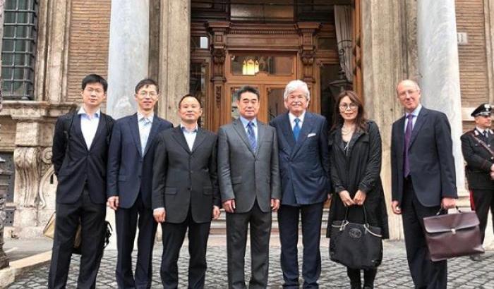 Mentre il Parlamento langue, Razzi discute con gli imprenditori cinesi