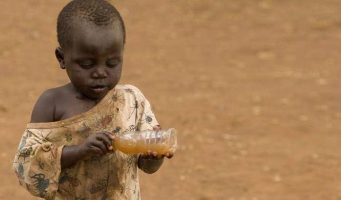 Bambino beve acqua sporca