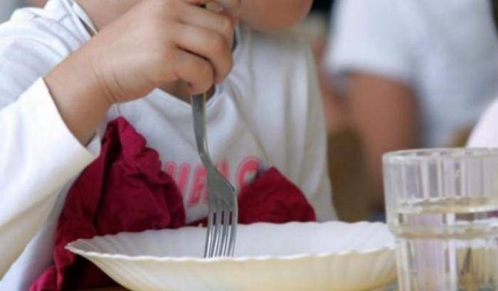 Vergogna in Veneto: bambino disabile escluso dalla mensa e costretto a mangiare da solo