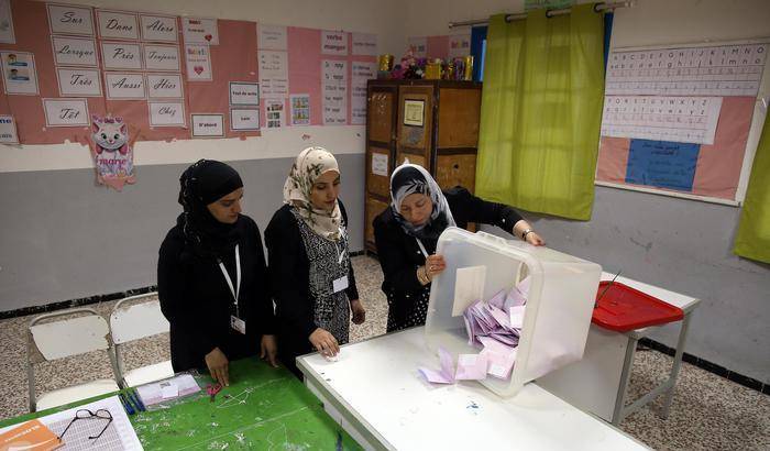 Tunisia al voto: affluenza bassissima e partito islamico Ennhadha avanti