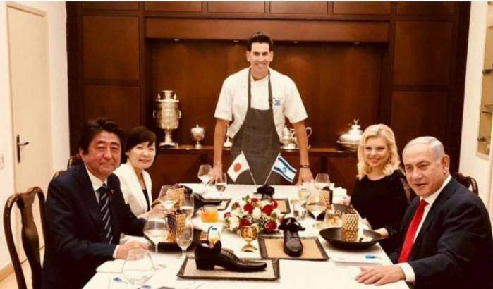 Shinzo Abe offesissimo: in Israele gli hanno servito il dessert in una scarpa