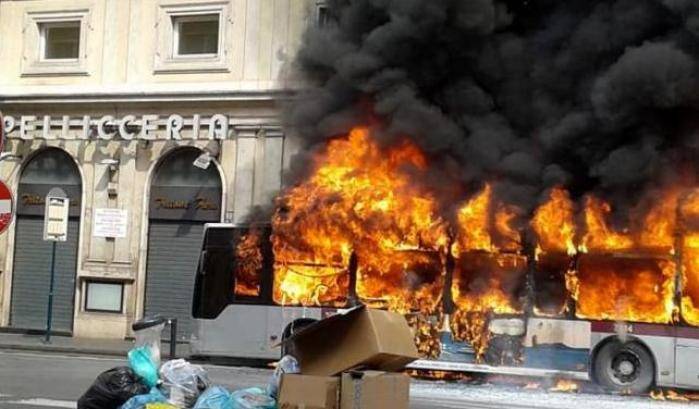 Roma, due bus a fuoco: uno in centro e l'altro in periferia. Che succede all'Atac?