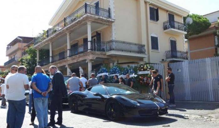 La Ferrari nera dei Casamonica