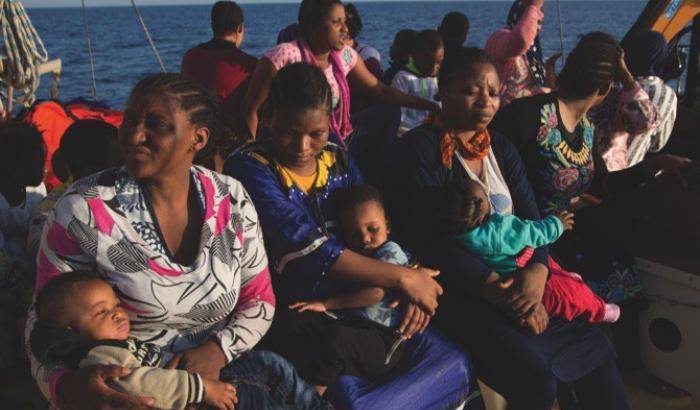 Braccio di ferro tra Italia e Gb e 105 migranti restano alla deriva per 30 ore