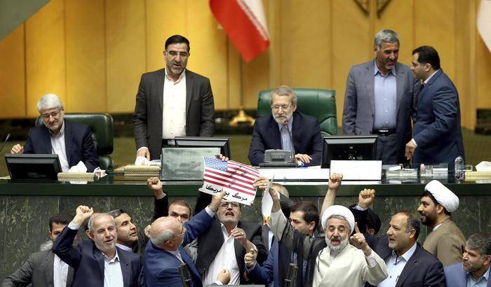I deputati iraniani bruciano la bandiera Usa