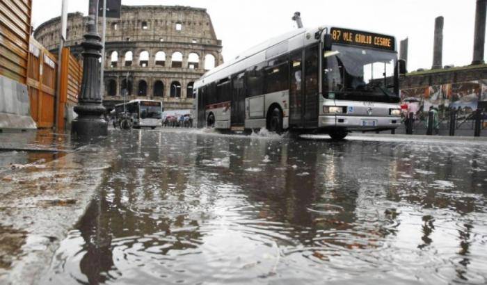 Piove a Roma: la disavventura di un pendolare nel traffico impazzito, tra buche e allagamenti