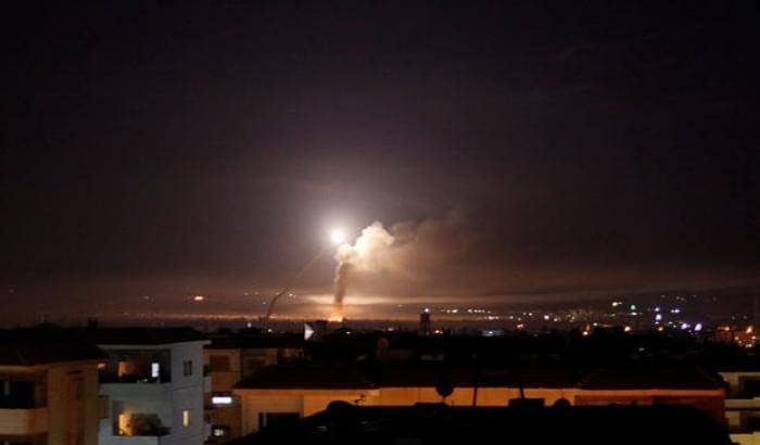 Israele accusa: missili iraniani sul Golan. E scattano i raid in Siria