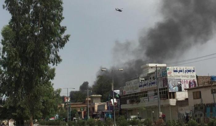 Afghanistan, attacco jihadista a Jalalabad: almeno sei morti nell'assalto a un Ministero