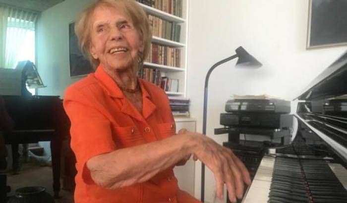 La straordinaria storia della pianista Colette Maze: a 104 anni incide il quarto disco