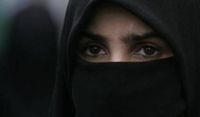 Rifiuta di togliersi il niqab per un controllo della polizia: condannata a sei mesi