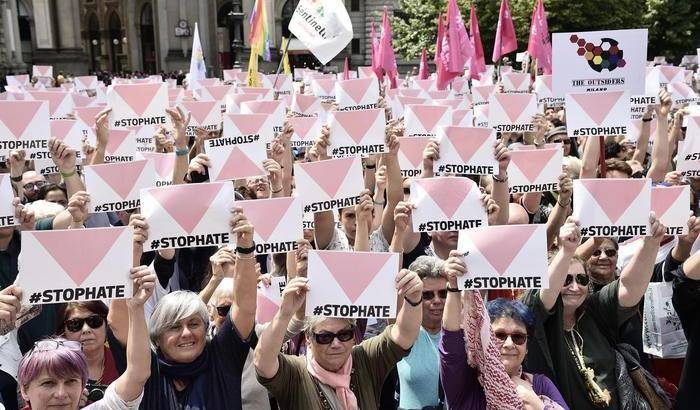Stop Hate: Milano si tinge di rosa contro il nazismo omofobo