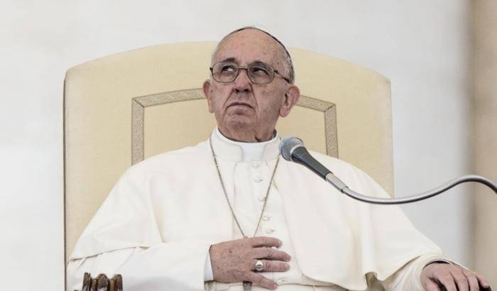Il Papa apre all'omosessualità? La storia del gay cileno accolto da Francesco fa il giro del mondo