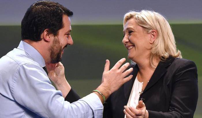 Marine Le Pen 'la gendarma' imita Salvini: confiscare l'Aquarius