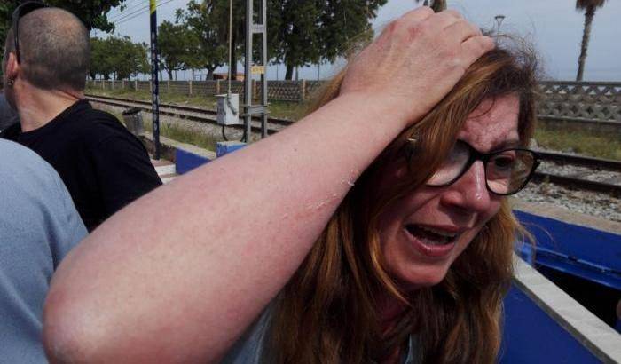 Una donna picchiata dai fascisti unionisti in Catalogna
