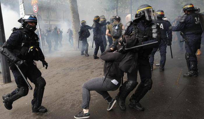 Gli scontri a Parigi (Foto Ansa)