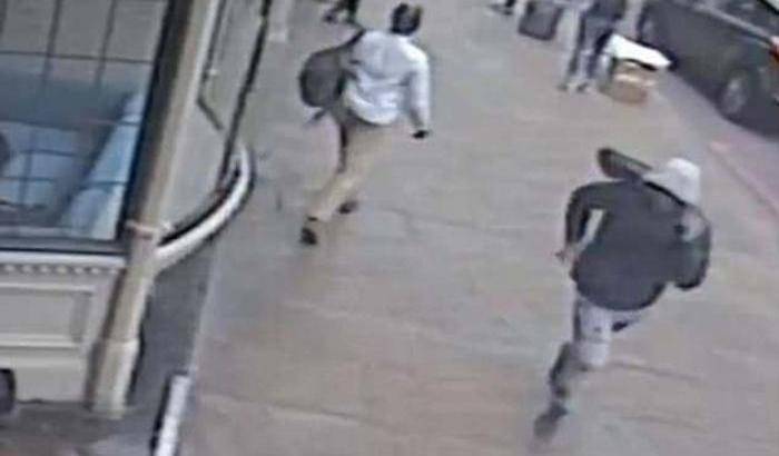 0004E7C5-il-fotogramma-del-video-ripreso-da-una-tv-inglese-che-mostrerebbe-l-omicida Il fotogramma del video ripreso da una tv inglese che mostrerebbe l'omicida