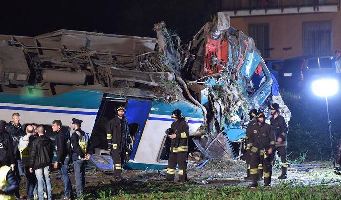 Treno urta un camion sui binari: due morti e 23 nella linea Torino-Ivrea
