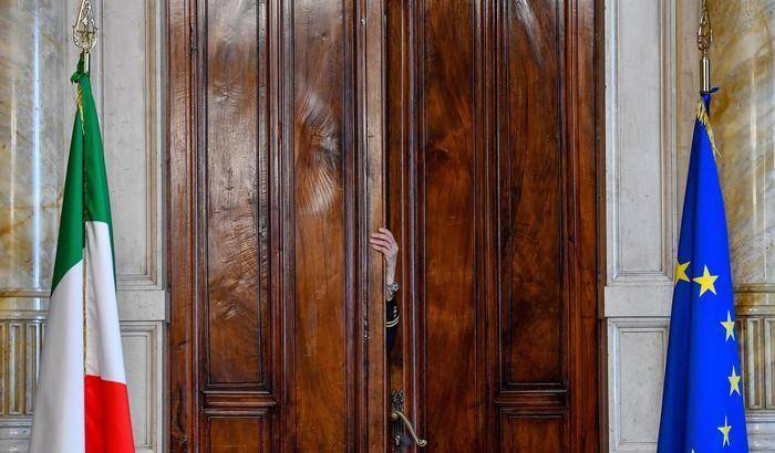 La porta della stanza nella quale Conte sta svolgendo le consultazioni a Montecitorio
