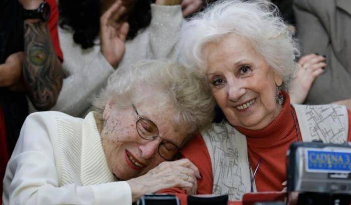 Nobel per la pace, candidate le Nonne di Plaza de Mayo: da 40 anni cercano i desaparecidos