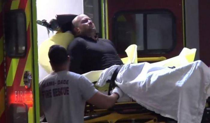 Jonathan Oddi mentre viene portato in ospedale