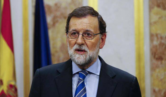 Gli alleati lo scaricano ma Rajoy si rifiuta di sciogliere le camere