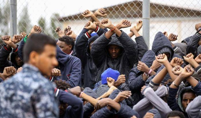 Libia, trafficanti di esseri umani sparano sui prigionieri: 15 morti tra migranti e rifugiati