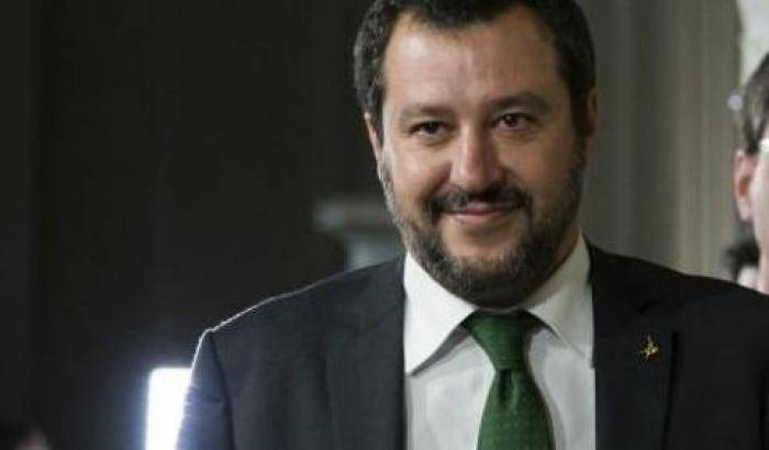 Salvini sfida Mattarella: "mi piacerebbe ricandidare Savona"