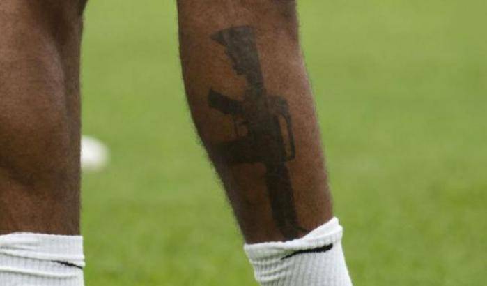 Sterling e il fucile d'assalto tatuato sulla gamba: rischia l'esclusione dai Mondiali in Russia