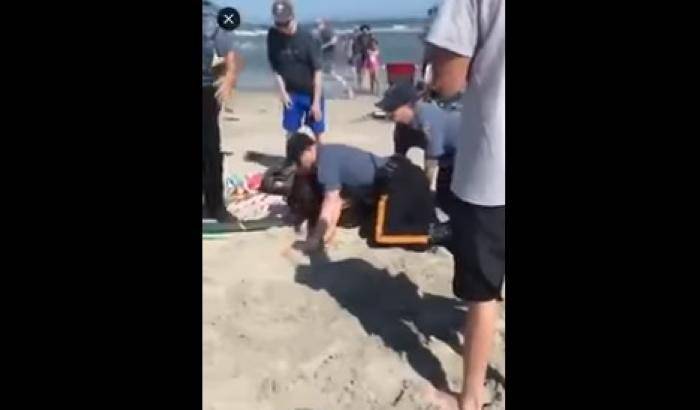 Ventenne pestata da un agente in spiaggia: il video fa il giro del mondo