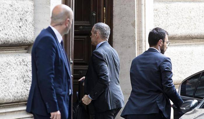 Cottarelli sale Quirinale poi torna alla Camera, Di Maio e Salvini non mollano