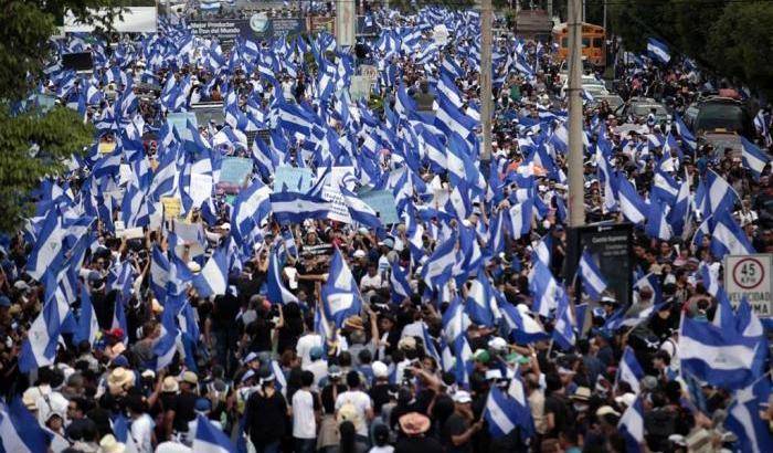 La polizia spara sulla marcia contro il presidente Ortega: tre morti e decine di feriti