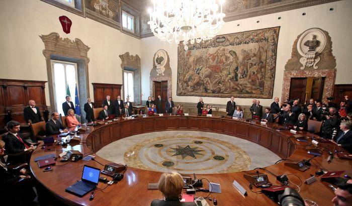 Il tavolo del Consiglio dei Ministri a Palazzo Chigi