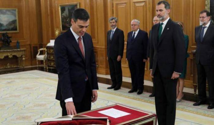Il premier spagnolo Sánchez giura senza Bibbia: la prima volta nella storia di Spagna
