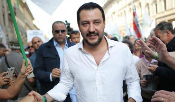 Centro migranti incendiato: il sindaco parla di xenofobia e si appella a Salvini