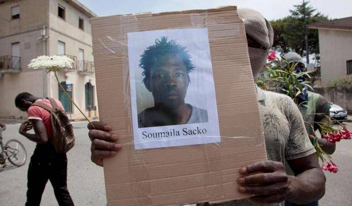 Era nero e africano: l'assordante silenzio di Salvini sull'omicidio di Soumaila Sacko