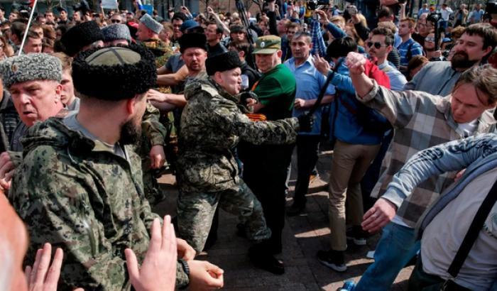 Squadre di cosacchi a caccia di gay, così la Russia si 'ripulisce' per i Mondiali