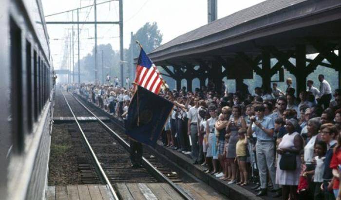L'ultimo viaggio di Bob: a New York gli scatti dal treno che portò la salma di Kennedy