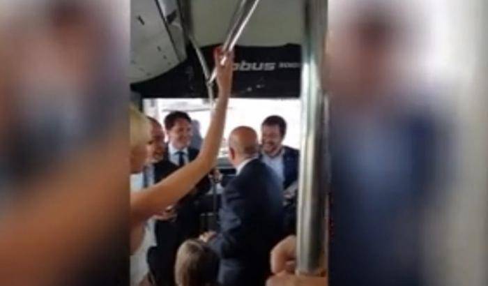 Salvini sale sul bus per l'aeroporto e i passeggeri cantano Bella Ciao: 'non abbiamo resistito'