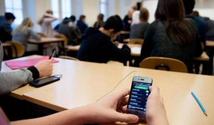 Vietare il cellulare a scuola: la Francia discute la proposta di legge Macron
