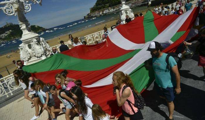 Catena umana nei Paesi Baschi: vogliamo l'indipendenza da Madrid