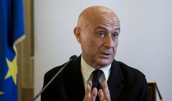 Aquarius, Minniti attacca Salvini: "un azzardo politico e umanitario sulla pelle di 629 migranti"