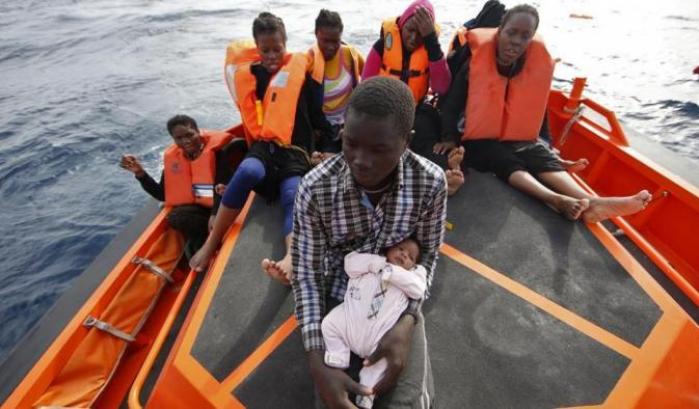 "Fanno i fascisti sulla pelle di chi ha il ciuccio": l'Aquarius senza più cibo prega per un porto